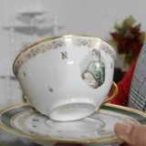 Vitina afferra poi una raffinata tazza da t� nei toni del bianco e del verde scuro. �Risale al periodo napoleonico�, ci spiega, mostrando il dipinto al centro dell�oggetto: un ritratto di Bonaparte, scortato da due N in oro